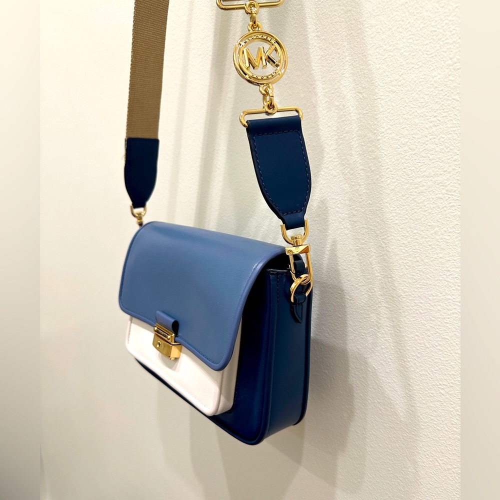 MICHAEL KORS BRADSHAW MEDIUM POCKET CAMERA CROSSBODY BAG Navy, White, Light Blue
